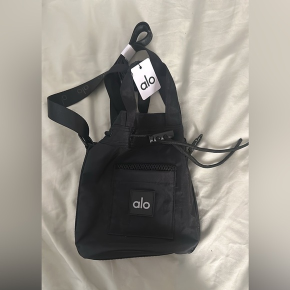 Alo crossbody bucket bag BNWT - Picture 1 of 2